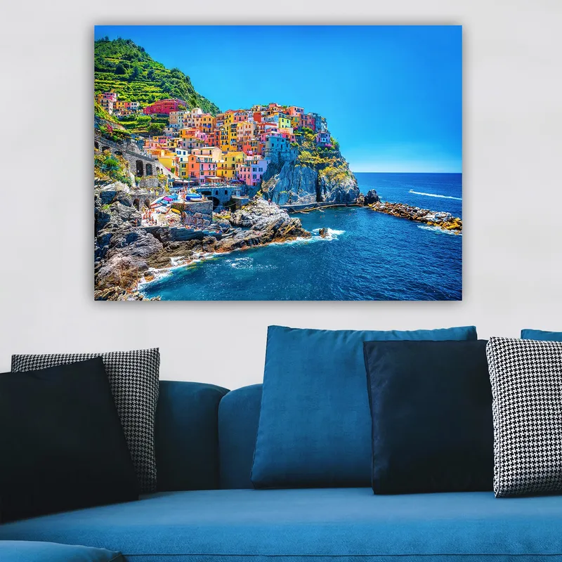 Canvas taulu 70x100 cm - Värikkäät talot kiipeävät kalliolle meren rannalla - Sininen / Keltainen / Vaaleanpunainen - Sisustustuotteet - Taulu & taide - Canvas-taulu