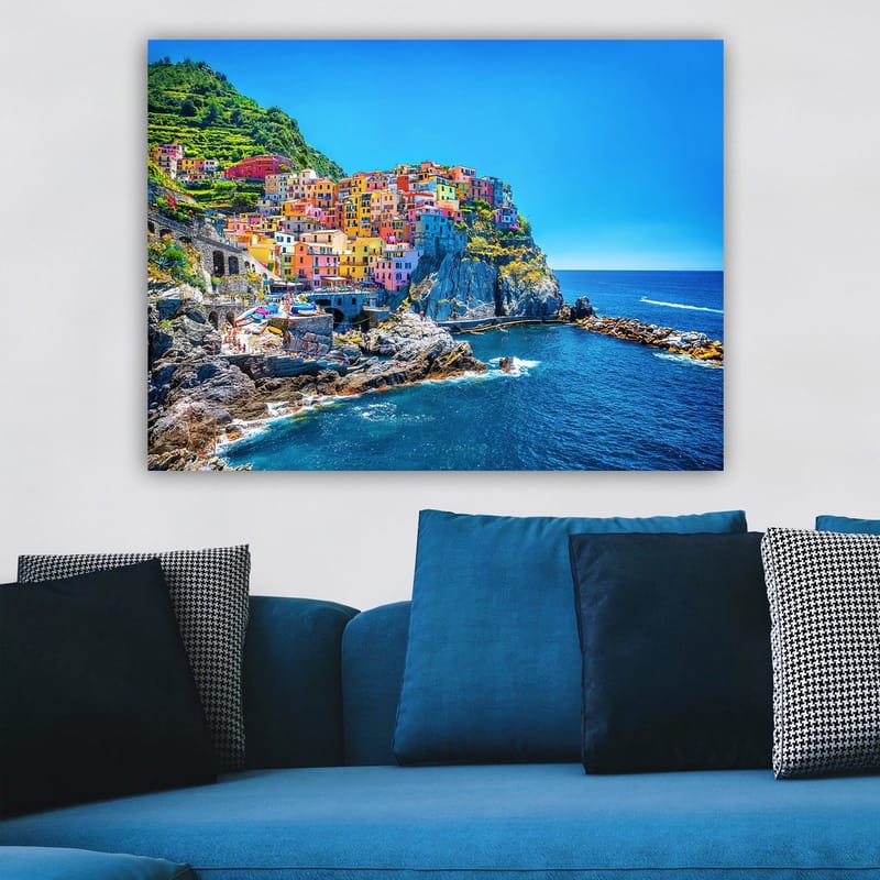 Canvas taulu 70x100 cm - Värikkäät talot kiipeävät kalliolle meren rannalla - Sininen / Keltainen / Vaaleanpunainen - Sisustustuotteet - Taulu & taide - Canvas-taulu