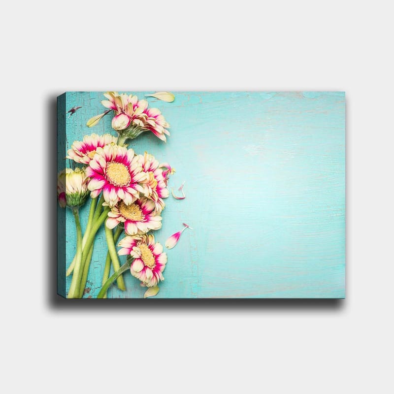 Canvas taulu 70x100 cm - Värikkäiden kukkien kimppu vaaleansinistä taustaa vasten - Vaaleanpunainen / Vihreä / Vaaleansininen - Sisustustuotteet - Taulu & taide - Canvas-taulu