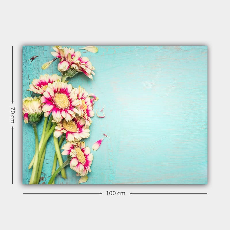 Canvas taulu 70x100 cm - Värikkäiden kukkien kimppu vaaleansinistä taustaa vasten - Vaaleanpunainen / Vihreä / Vaaleansininen - Sisustustuotteet - Taulu & taide - Canvas-taulu