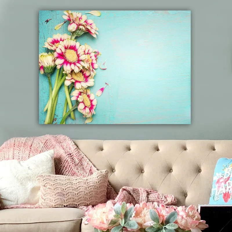 Canvas taulu 70x100 cm - Värikkäiden kukkien kimppu vaaleansinistä taustaa vasten, Vaaleanpunainen / Vihreä / Vaaleansininen