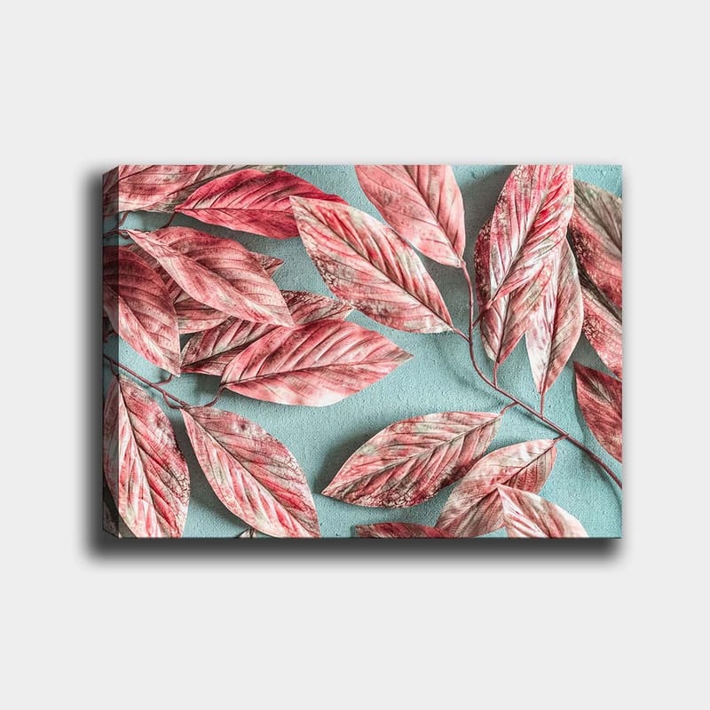 Canvas taulu 70x100 cm - Värikkäitä lehtiä vaaleanpunaisissa ja punaisissa sävyissä vaaleansinistä taustaa vasten - Vaaleanpunainen / Vaaleansininen - Sisustustuotteet - Taulu & taide - Canvas-taulu