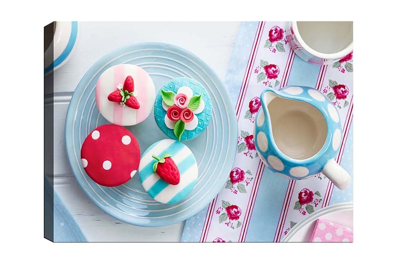 Canvas taulu 70x100 cm - Värikkäitä leivonnaisia, koristeltu marjoilla ja kukilla, lautasella, Punainen / Sininen / Valkoinen