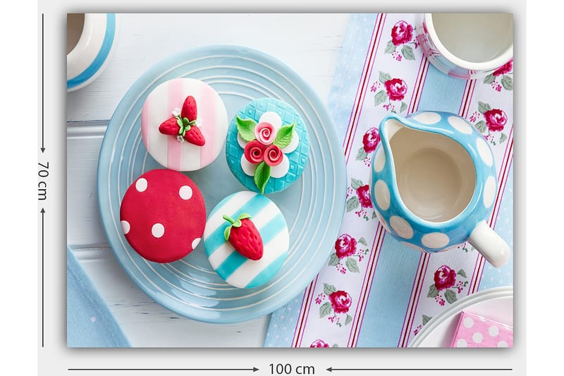 Canvas taulu 70x100 cm - Värikkäitä leivonnaisia, koristeltu marjoilla ja kukilla, lautasella - Punainen / Sininen / Valkoinen - Sisustustuotteet - Taulu & taide - Canvas-taulu