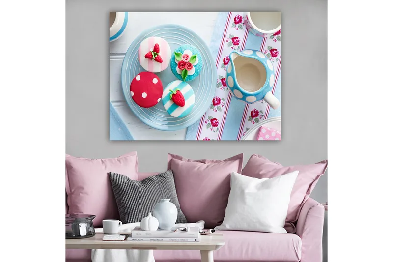 Canvas taulu 70x100 cm - Värikkäitä leivonnaisia, koristeltu marjoilla ja kukilla, lautasella - Punainen / Sininen / Valkoinen - Sisustustuotteet - Taulu & taide - Canvas-taulu