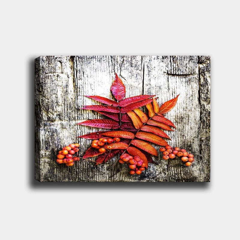Canvas taulu 70x100 cm - Värikkäitä syksyn lehtiä ja marjoja puupinnalla - Punainen / Oranssi / Keltainen - Sisustustuotteet - Taulu & taide - Canvas-taulu