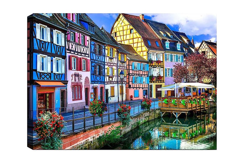 Canvas taulu 70x100 cm - Värikkäitä taloja kanavan varrella viehättävässä kaupunkiympäristössä, Sininen / Vaaleanpunainen / Keltainen
