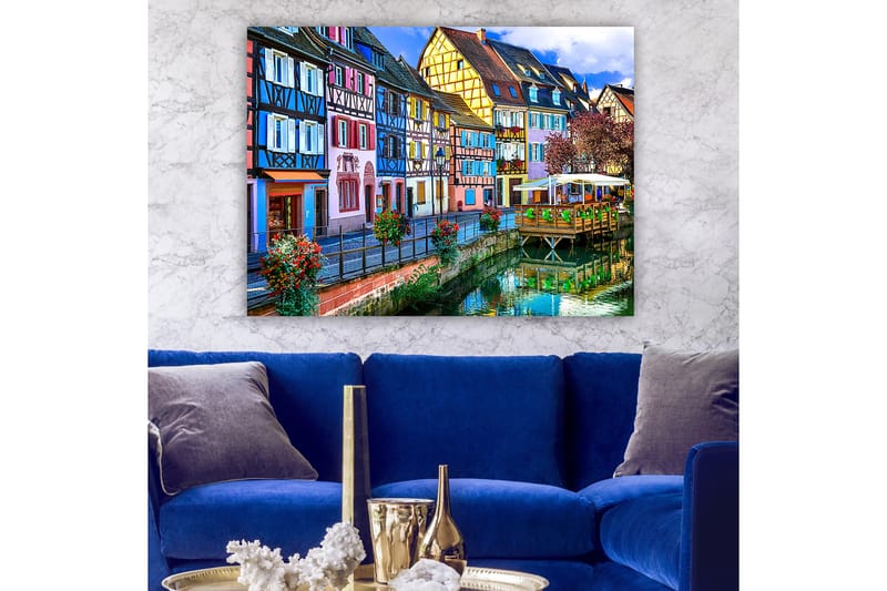 Canvas taulu 70x100 cm - Värikkäitä taloja kanavan varrella viehättävässä kaupunkiympäristössä - Sininen / Vaaleanpunainen / Keltainen - Sisustustuotteet - Taulu & taide - Canvas-taulu