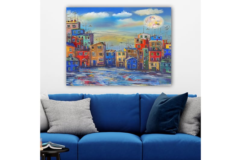 Canvas taulu 70x100 cm - Värikkäitä taloja kaupunkiympäristössä kirkkaan taivaan alla suuren kuun kanssa - Sininen / Punainen / Keltainen - Sisustustuotteet - Taulu & taide - Canvas-taulu
