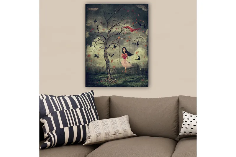Canvas taulu 70x100 cm - Vaaleanpunaiseen mekkoon pukeutunut tyttö roikkuu puusta unenomaisessa ympäristössä lintujen parveillessa ympärillään - Tummanvihreä / Punainen / Vaaleanpunainen - Sisustustuotteet - Taulu & taide - Canvas-taulu