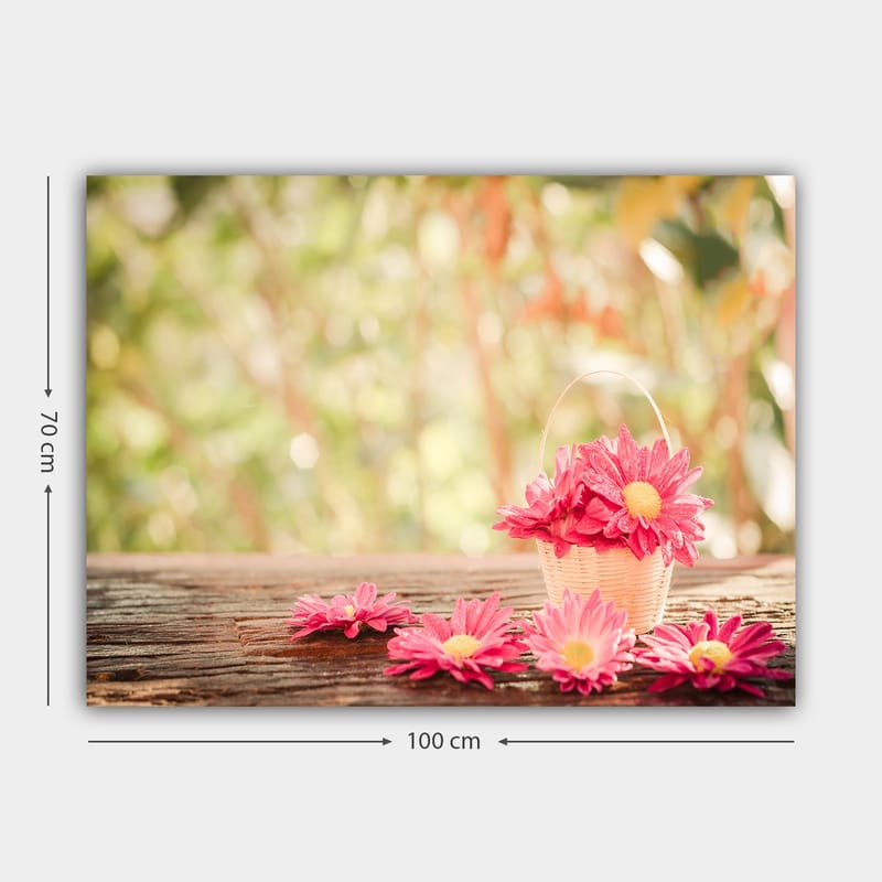 Canvas taulu 70x100 cm - Vaaleanpunaisilla kukilla täytetty kori puupinnalla - Vaaleanpunainen / Keltainen / Ruskea - Sisustustuotteet - Taulu & taide - Canvas-taulu