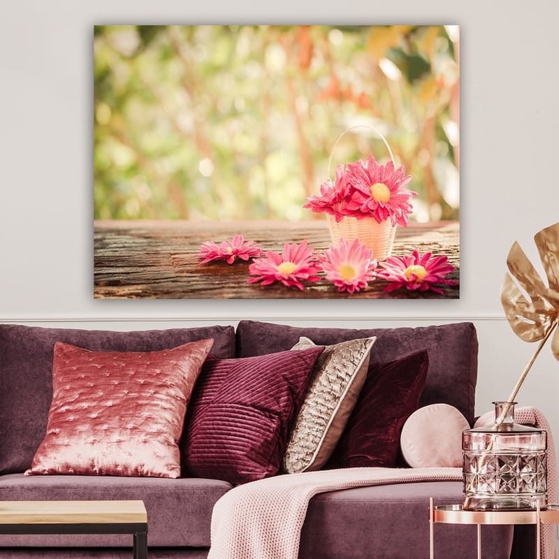 Canvas taulu 70x100 cm - Vaaleanpunaisilla kukilla täytetty kori puupinnalla - Vaaleanpunainen / Keltainen / Ruskea - Sisustustuotteet - Taulu & taide - Canvas-taulu