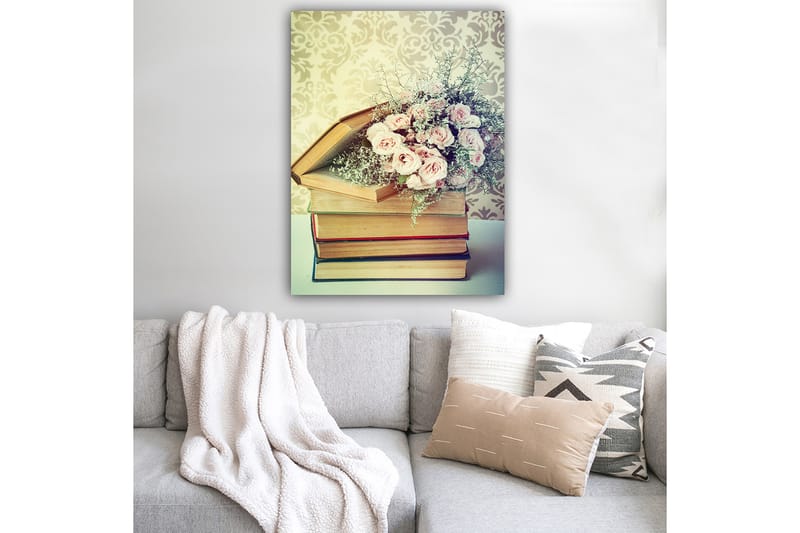 Canvas taulu 70x100 cm - Vaaleanpunaisten ruusujen kimppu kirjapinon päällä - Vaaleanpunainen / Beige / Vihreä - Sisustustuotteet - Taulu & taide - Canvas-taulu