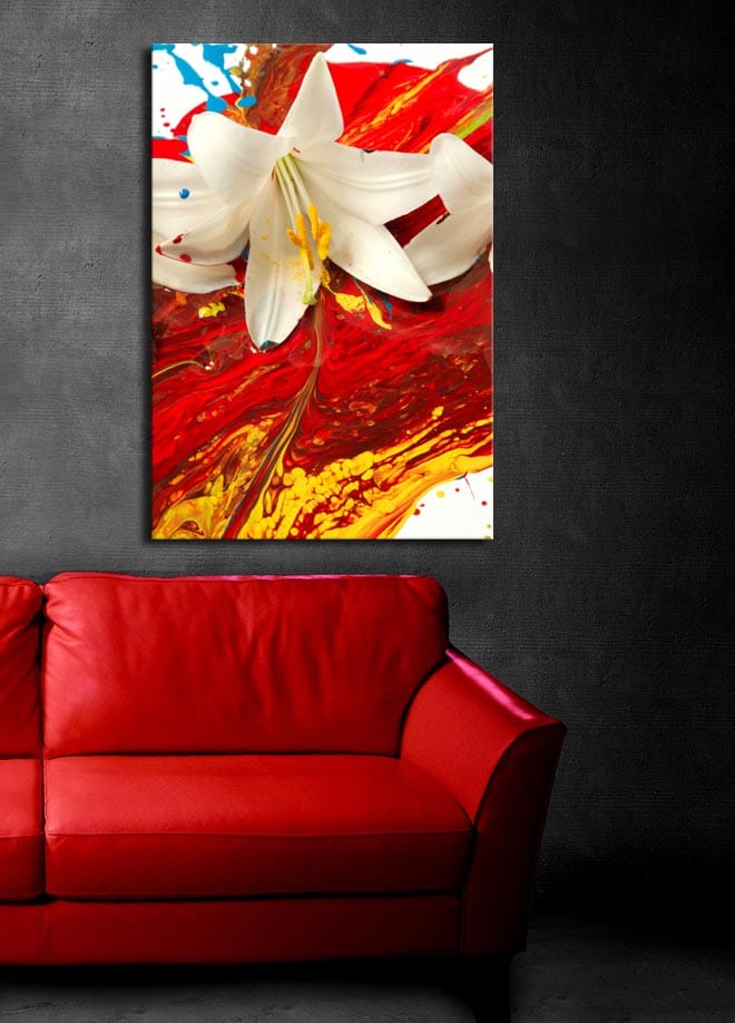 Canvas taulu 70x100 cm - Valkoinen lilja erottuu intensiivisen punaisen ja keltaisen taustan edessä - Punainen / Keltainen / Valkoinen - Sisustustuotteet - Taulu & taide - Canvas-taulu