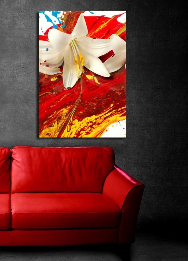 Canvas taulu 70x100 cm - Valkoinen lilja erottuu intensiivisen punaisen ja keltaisen taustan edessä - Punainen / Keltainen / Valkoinen - Sisustustuotteet - Taulu & taide - Canvas-taulu