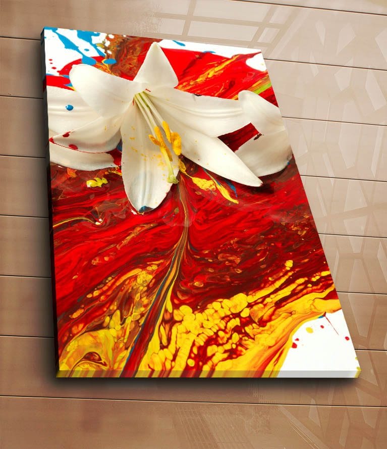 Canvas taulu 70x100 cm - Valkoinen lilja erottuu intensiivisen punaisen ja keltaisen taustan edessä - Punainen / Keltainen / Valkoinen - Sisustustuotteet - Taulu & taide - Canvas-taulu