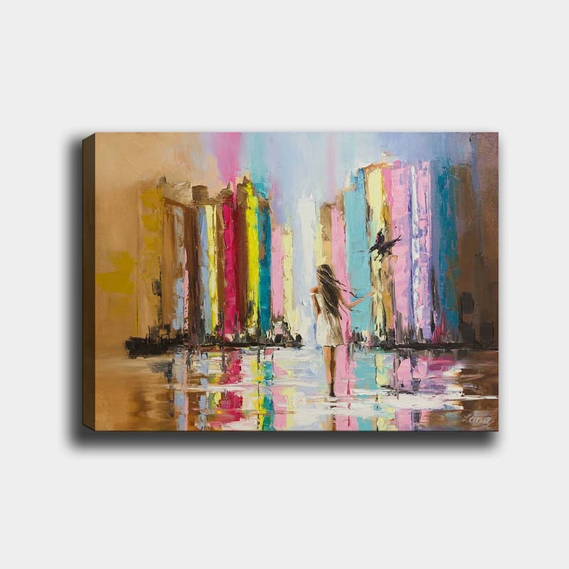 Canvas taulu 70x100 cm - Valkoiseen mekkoon pukeutunut nainen kävelee värikkään kaupungin läpi korkeiden rakennusten taustalla - Vaaleanpunainen / Keltainen / Sininen - Sisustustuotteet - Taulu & taide - Canvas-taulu