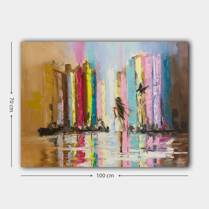 Canvas taulu 70x100 cm - Valkoiseen mekkoon pukeutunut nainen kävelee värikkään kaupungin läpi korkeiden rakennusten taustalla - Vaaleanpunainen / Keltainen / Sininen - Sisustustuotteet - Taulu & taide - Canvas-taulu