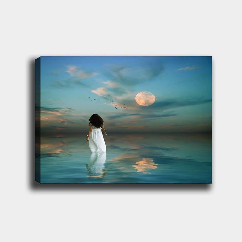 Canvas taulu 70x100 cm - Valkoiseen mekkoon pukeutunut nainen kävelee peilimäisen meren halki tähtitaivaan alla suuren kuun loisteessa - Sininen / Valkoinen / Harmaa - Sisustustuotteet - Taulu & taide - Canvas-taulu