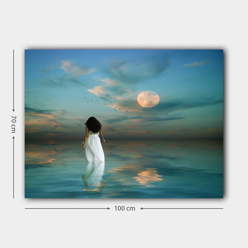 Canvas taulu 70x100 cm - Valkoiseen mekkoon pukeutunut nainen kävelee peilimäisen meren halki tähtitaivaan alla suuren kuun loisteessa - Sininen / Valkoinen / Harmaa - Sisustustuotteet - Taulu & taide - Canvas-taulu