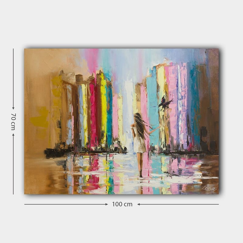 Canvas taulu 70x100 cm - Valkoiseen mekkoon pukeutunut nainen kävelee värikkään kaupungin läpi korkeiden rakennusten taustalla - Vaaleanpunainen / Keltainen / Sininen - Sisustustuotteet - Taulu & taide - Canvas-taulu