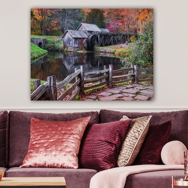 Canvas taulu 70x100 cm - Vanha mylly peilimäisen järven rannalla syksyn väreissä - Punainen / Vihreä / Ruskea - Sisustustuotteet - Taulu & taide - Canvas-taulu