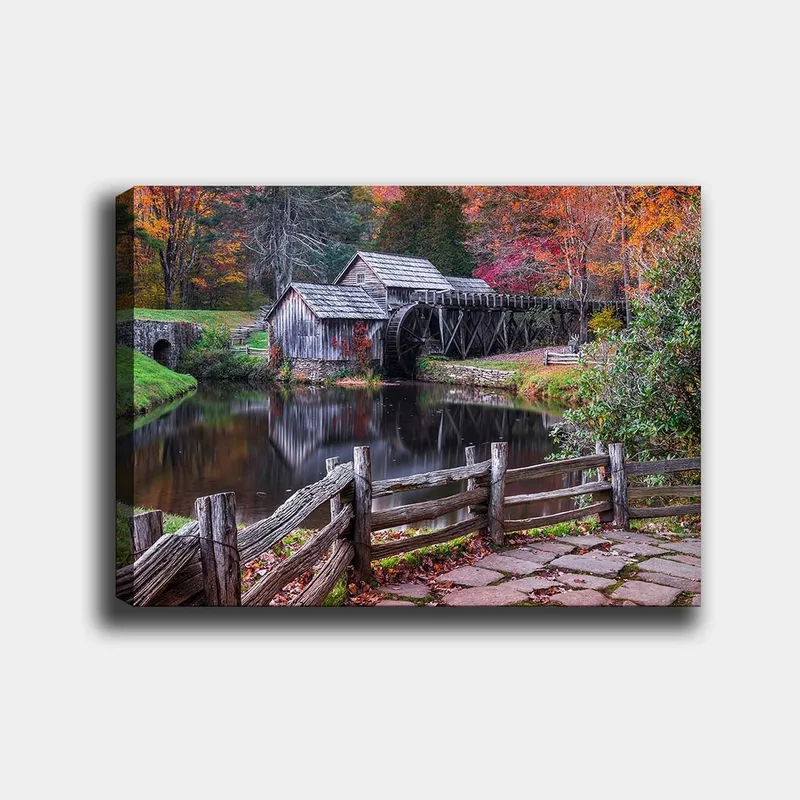 Canvas taulu 70x100 cm - Vanha mylly peilimäisen järven rannalla syksyn väreissä, Punainen / Vihreä / Ruskea