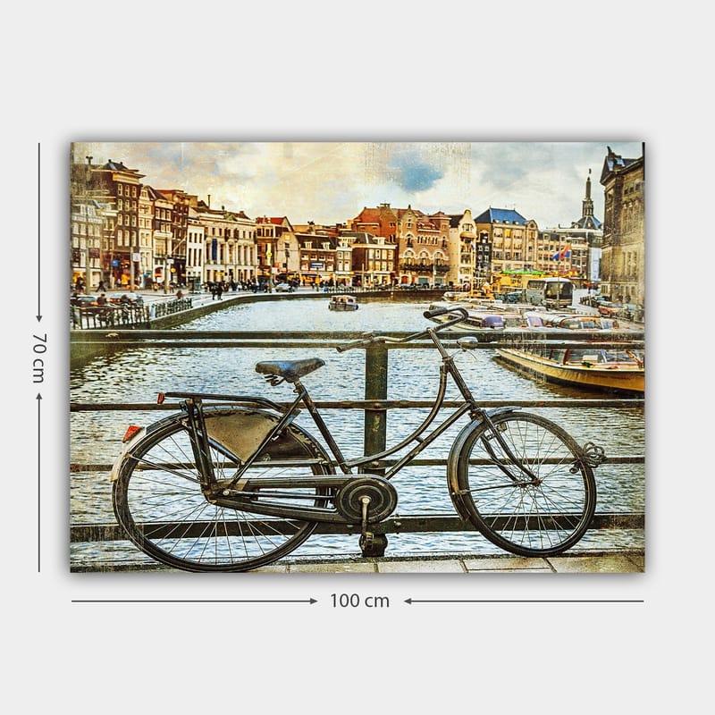 Canvas taulu 70x100 cm - Vanha polkupyörä nojaa kaiteeseen kanavan rannalla, taustalla viehättäviä rakennuksia - Musta / Harmaa / Ruskea - Sisustustuotteet - Taulu & taide - Canvas-taulu
