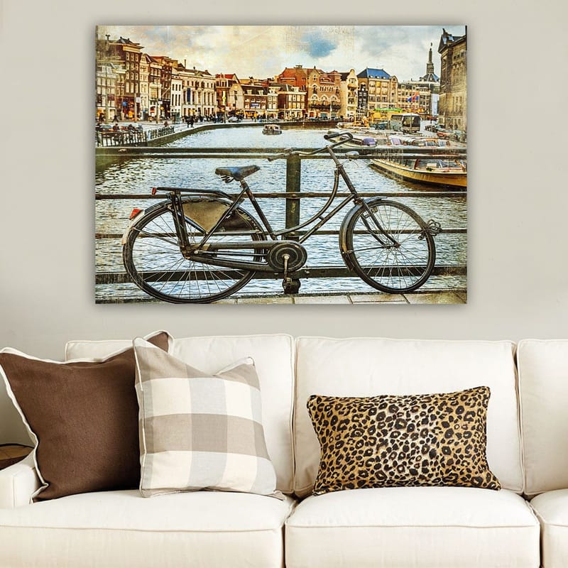 Canvas taulu 70x100 cm - Vanha polkupyörä nojaa kaiteeseen kanavan rannalla, taustalla viehättäviä rakennuksia - Musta / Harmaa / Ruskea - Sisustustuotteet - Taulu & taide - Canvas-taulu