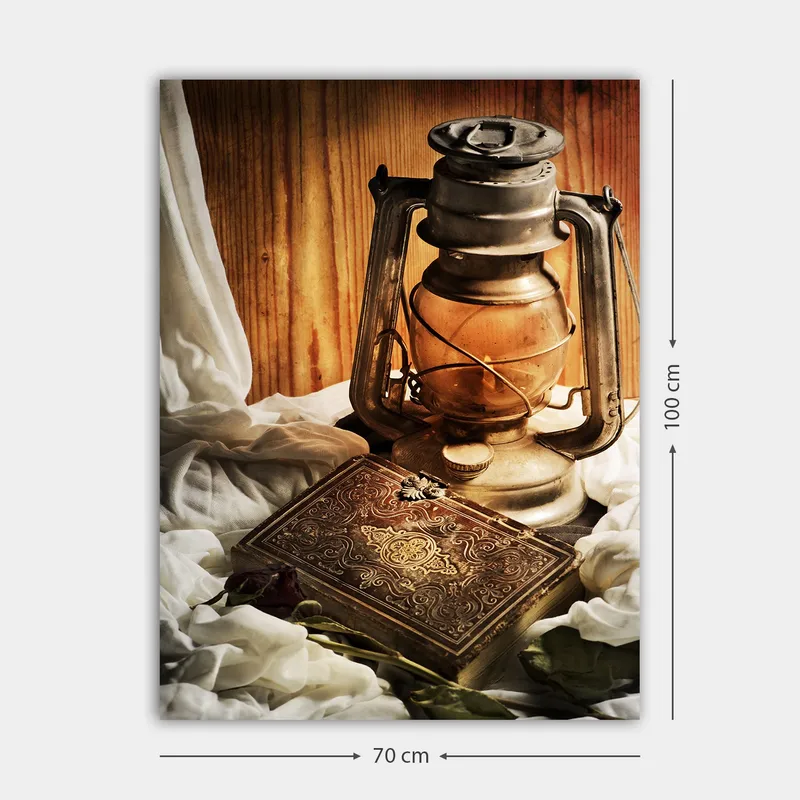 Canvas taulu 70x100 cm - Vanhanaikainen öljylamppu ja koristeellinen rasia pehmeiden kankaiden ympäröimänä - Kulta / Ruskea / Beige - Sisustustuotteet - Taulu & taide - Canvas-taulu