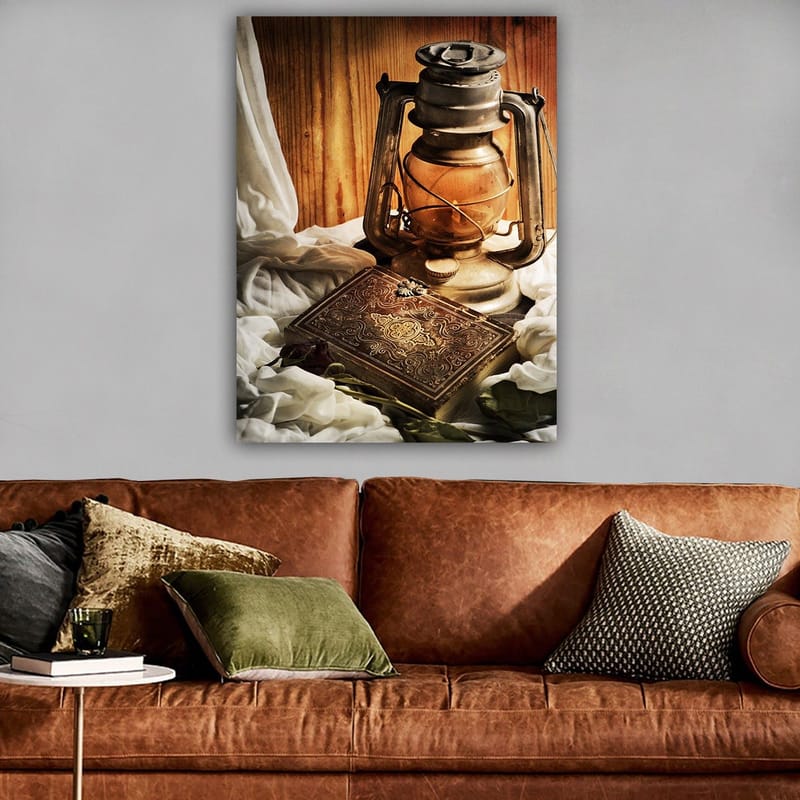 Canvas taulu 70x100 cm - Vanhanaikainen öljylamppu ja koristeellinen rasia pehmeiden kankaiden ympäröimänä - Kulta / Ruskea / Beige - Sisustustuotteet - Taulu & taide - Canvas-taulu