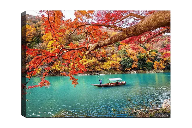 Canvas taulu 70x100 cm - Vene liukuu turkoosilla järvellä värikkäiden syksynlehtien ympäröimänä, Punainen / Keltainen / Turkoosi
