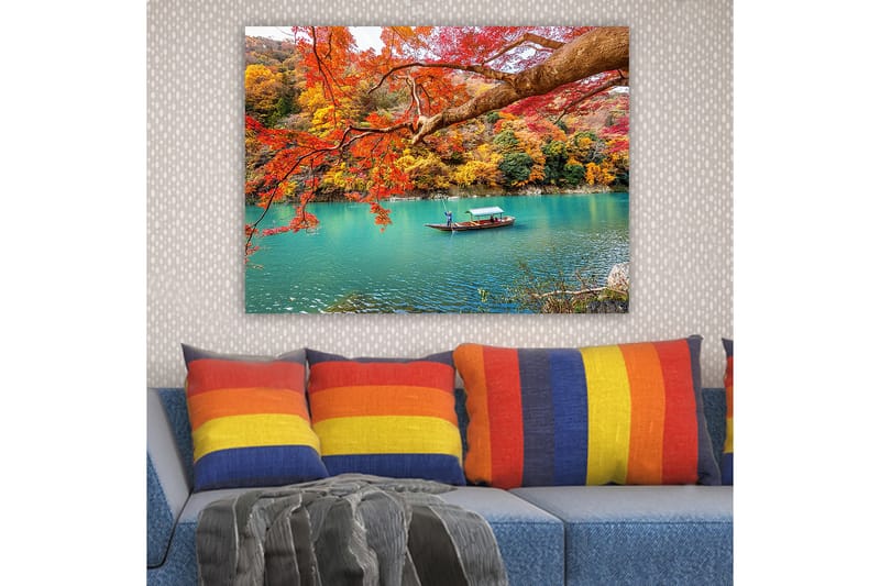 Canvas taulu 70x100 cm - Vene liukuu turkoosilla järvellä värikkäiden syksynlehtien ympäröimänä - Punainen / Keltainen / Turkoosi - Sisustustuotteet - Taulu & taide - Canvas-taulu
