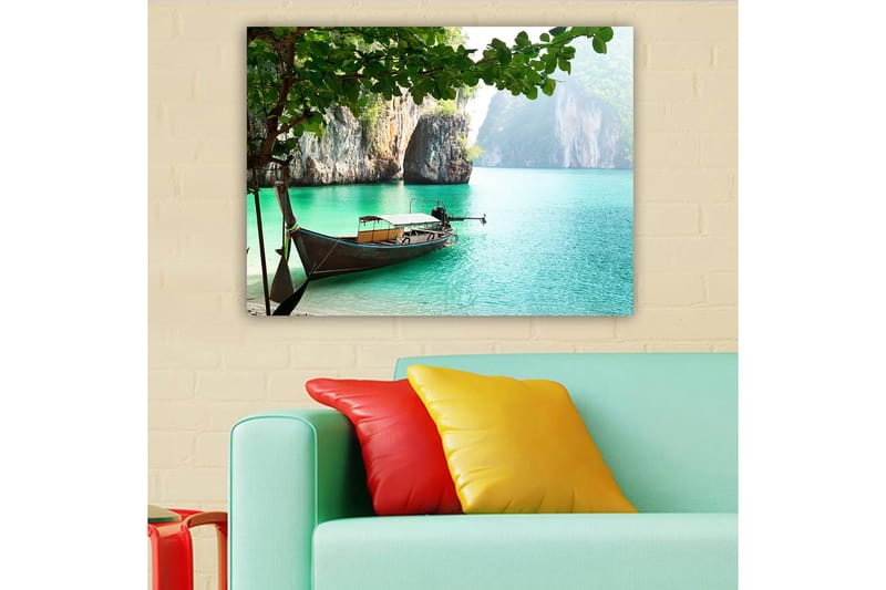 Canvas taulu 70x100 cm - Vene makaa paikallaan trooppisella rannalla, kivien ja kirkkaan turkoosin veden ympäröimänä - Turkoosi / Vihreä / Ruskea - Sisustustuotteet - Taulu & taide - Canvas-taulu