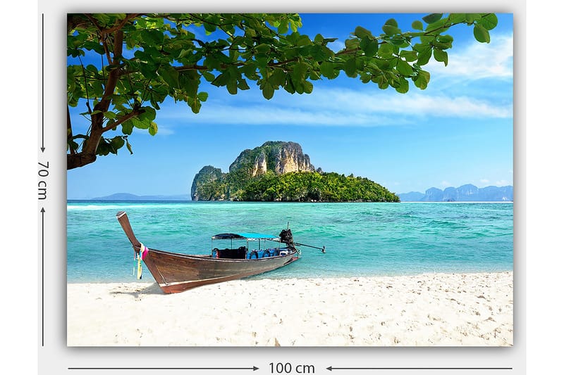 Canvas taulu 70x100 cm - Vene trooppisella rannalla kirkkaan sinisellä vedellä ja rehevillä saarilla taustalla - Sininen / Vihreä / Beige - Sisustustuotteet - Taulu & taide - Canvas-taulu