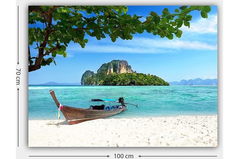Canvas taulu 70x100 cm - Vene trooppisella rannalla kirkkaan sinisellä vedellä ja rehevillä saarilla taustalla - Sininen / Vihreä / Beige - Sisustustuotteet - Taulu & taide - Canvas-taulu