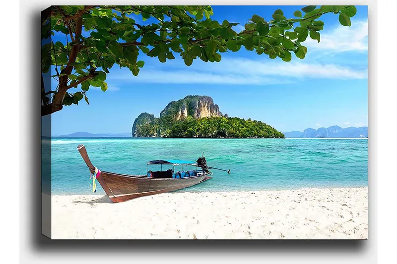 Canvas taulu 70x100 cm - Vene trooppisella rannalla kirkkaan sinisellä vedellä ja rehevillä saarilla taustalla - Sininen / Vihreä / Beige - Sisustustuotteet - Taulu & taide - Canvas-taulu