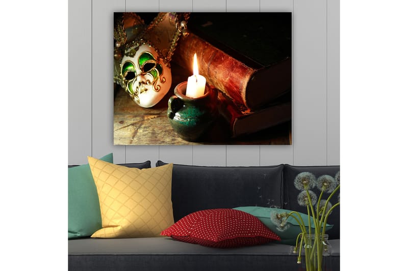 Canvas taulu 70x100 cm - Venetsialainen naamio keskipisteenä, taustalla palava kynttilä ja vanhoja kirjoja - Vihreä / Ruskea / Valkoinen - Sisustustuotteet - Taulu & taide - Canvas-taulu