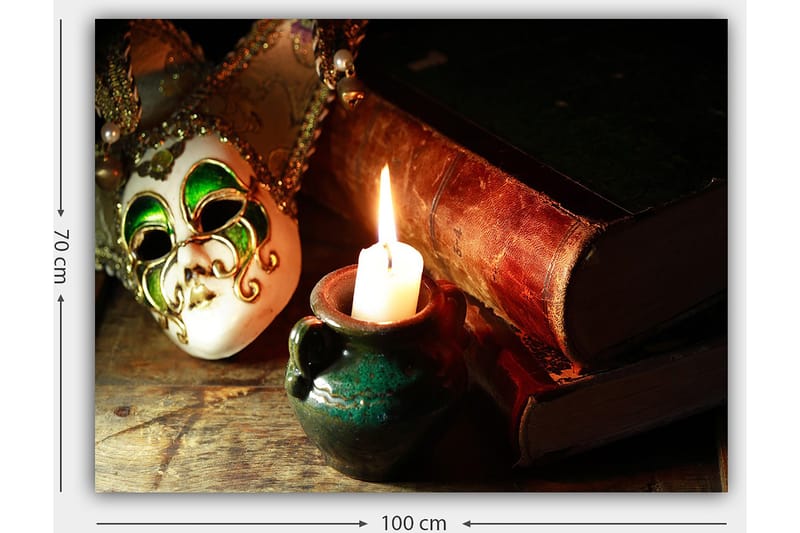 Canvas taulu 70x100 cm - Venetsialainen naamio keskipisteenä, taustalla palava kynttilä ja vanhoja kirjoja - Vihreä / Ruskea / Valkoinen - Sisustustuotteet - Taulu & taide - Canvas-taulu