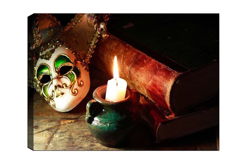 Canvas taulu 70x100 cm - Venetsialainen naamio keskipisteenä, taustalla palava kynttilä ja vanhoja kirjoja, Vihreä / Ruskea / Valkoinen