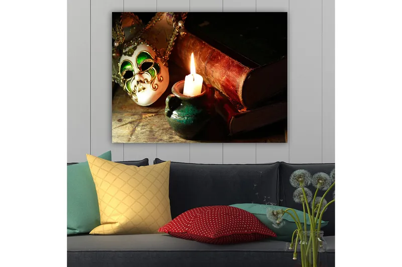 Canvas taulu 70x100 cm - Venetsialainen naamio keskipisteenä, taustalla palava kynttilä ja vanhoja kirjoja - Vihreä / Ruskea / Valkoinen - Sisustustuotteet - Taulu & taide - Canvas-taulu