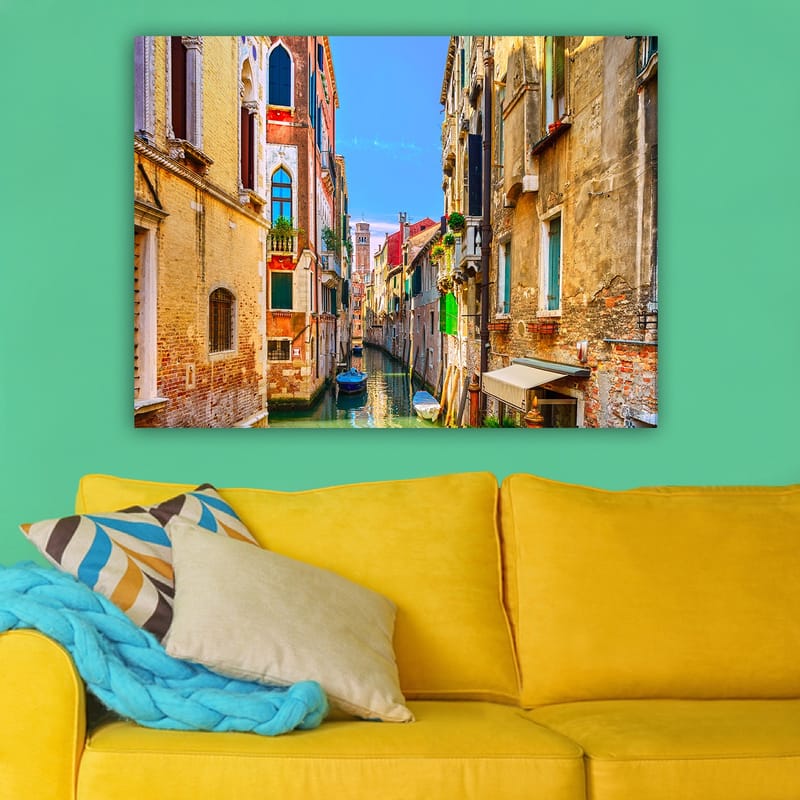 Canvas taulu 70x100 cm - Venetsian maalauksellinen kanava värikkäiden rakennusten ympäröimänä - Keltainen / Punainen / Vihreä - Sisustustuotteet - Taulu & taide - Canvas-taulu
