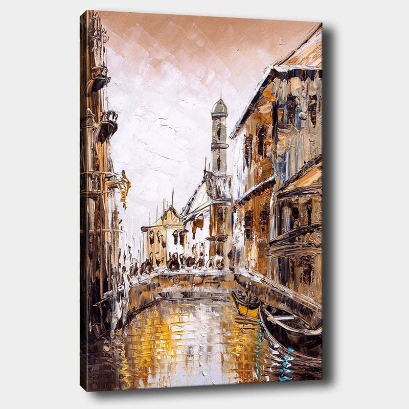 Canvas taulu 70x100 cm - Viehättävä kanava historiallisine rakennuksineen ja veneineen kaupunkiympäristössä, Kulta / Ruskea / Valkoinen