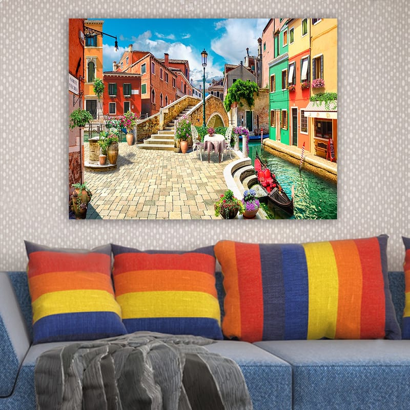 Canvas taulu 70x100 cm - Viehättävä kanava värikkäine taloineen ja kukkakoristeineen viehättävässä italialaisessa kaupunkiympäristössä - Punainen / Vihreä / Keltainen - Sisustustuotteet - Taulu & taide - Canvas-taulu