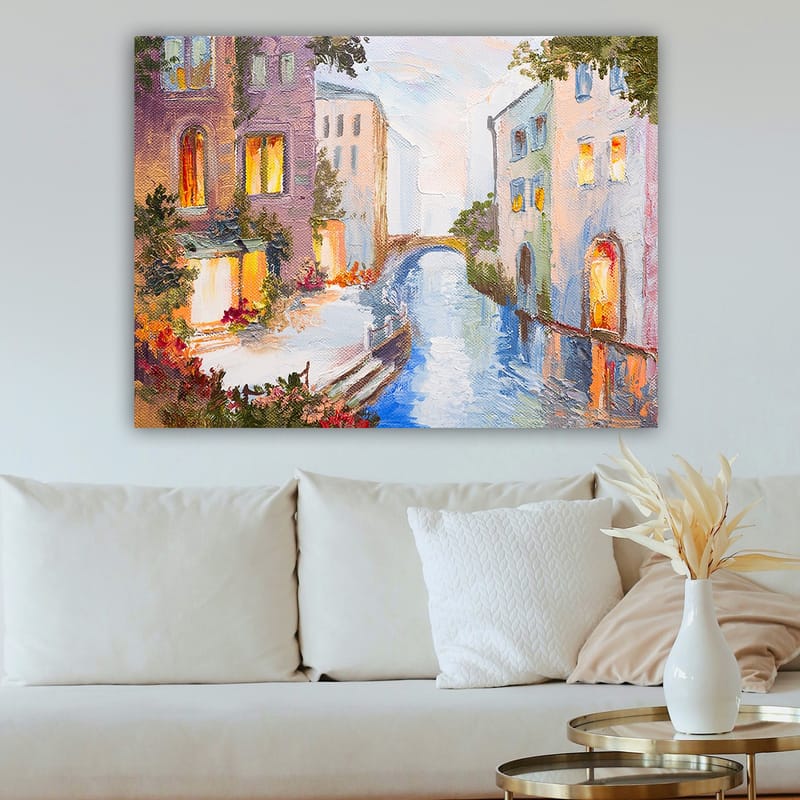 Canvas taulu 70x100 cm - Viehättävä kanava värikkäine taloineen ja veteen heijastuva silta - Vaaleansininen / Violetti / Oranssi - Sisustustuotteet - Taulu & taide - Canvas-taulu