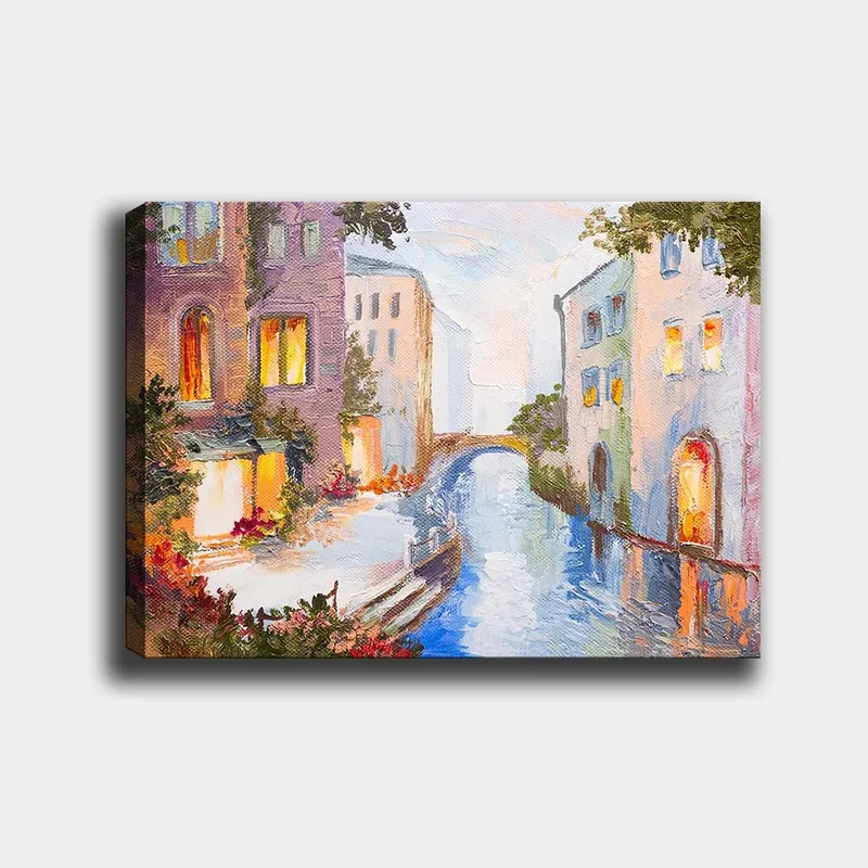 Canvas taulu 70x100 cm - Viehättävä kanava värikkäine taloineen ja veteen heijastuva silta, Vaaleansininen / Violetti / Oranssi