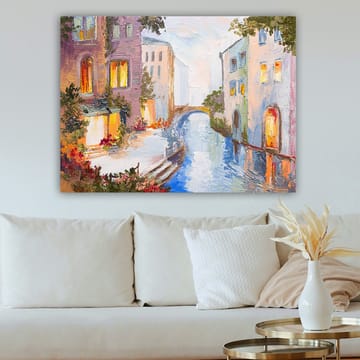 Canvas taulu 70x100 cm - Viehättävä kanava värikkäine taloineen ja veteen heijastuva silta - Vaaleansininen / Violetti / Oranssi - Sisustustuotteet - Taulu & taide - Canvas-taulu