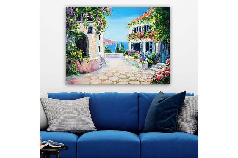 Canvas taulu 70x100 cm - Viehättävä katu kukkaisilla taloilla ja merinäköalalla - Vihreä / Vaaleanpunainen / Sininen - Sisustustuotteet - Taulu & taide - Canvas-taulu