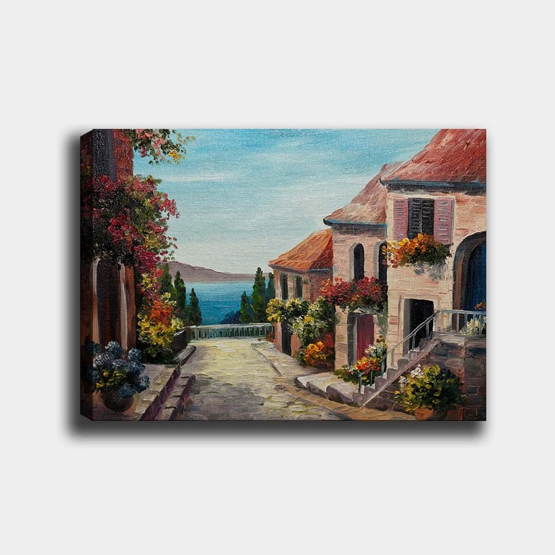 Canvas taulu 70x100 cm - Viehättävä katu kukkien ja talojen ympäröimänä meren rannalla, Sininen / Terrakotta / Vihreä