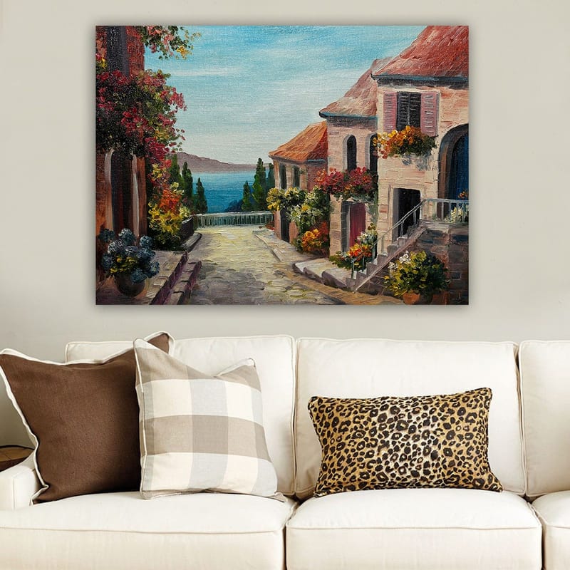 Canvas taulu 70x100 cm - Viehättävä katu kukkien ja talojen ympäröimänä meren rannalla - Sininen / Terrakotta / Vihreä - Sisustustuotteet - Taulu & taide - Canvas-taulu